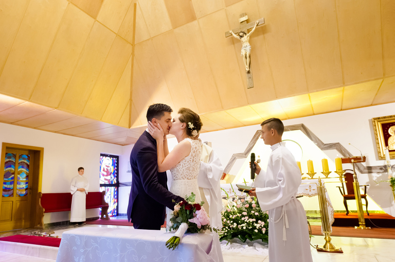 fotografia slubna bielsko, zdjecia slubne bielsko, fotograf slubny slask, slub w kosciele w kobielicach, wesele w karczmie kuban goczalkowice, wesele w goczalkowicach, fotografia slubna katowice, zdjecia slubne katowice, zdjecia slubne zywiec, fotografia slubna, zdjecia slubne bielsko, fotograf slubny bielsko, fotograf slubny cieszyn, fotografia slubna cieszyn, www.magiaobrazu.com, zdjecia slubne czechowice, fotografia slubna slask, zdjecia slubne zywiec, zdjecia slubne cieszyn, dwoch fotografow na slub, zdjecia slubne slask,