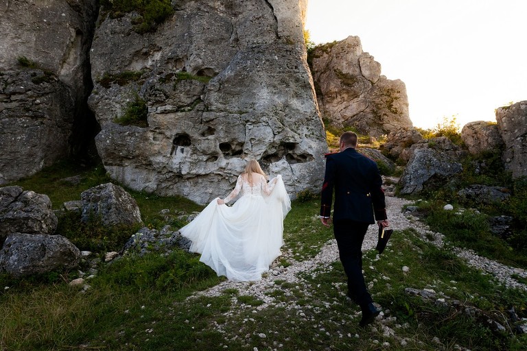 plener slubny na jurze, sesja slubna na jurze, plener slubny skalki slask, sesja slubna na skalkach slask, fotografia slubna slask, zdjecia slubne slask, fotografia slubna katowice, zdjecia slubne katowice, romantyczna sesja slubna slask, fotografia slubna czestochowa, zdjecia slubne zawiercie, zdjecia slubne bielsko, fotograf slubny katowice, zdjecia slubne katowice, fotografia slubna bielsko, oryginalny plener slubny, oryginalna sesja slubna, sesja slubna z autem, www.magiaobrazu.com, Anna i Jacek Bieniek,