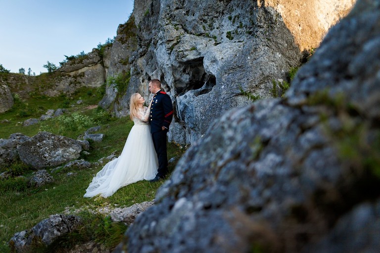 plener slubny na jurze, sesja slubna na jurze, plener slubny skalki slask, sesja slubna na skalkach slask, fotografia slubna slask, zdjecia slubne slask, fotografia slubna katowice, zdjecia slubne katowice, romantyczna sesja slubna slask, fotografia slubna czestochowa, zdjecia slubne zawiercie, zdjecia slubne bielsko, fotograf slubny katowice, zdjecia slubne katowice, fotografia slubna bielsko, oryginalny plener slubny, oryginalna sesja slubna, sesja slubna z autem, www.magiaobrazu.com, Anna i Jacek Bieniek,