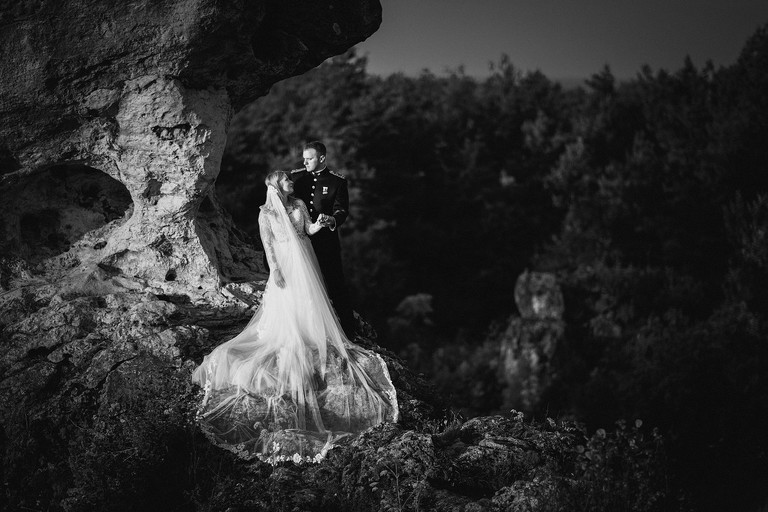 plener slubny na jurze, sesja slubna na jurze, plener slubny skalki slask, sesja slubna na skalkach slask, fotografia slubna slask, zdjecia slubne slask, fotografia slubna katowice, zdjecia slubne katowice, romantyczna sesja slubna slask, fotografia slubna czestochowa, zdjecia slubne zawiercie, zdjecia slubne bielsko, fotograf slubny katowice, zdjecia slubne katowice, fotografia slubna bielsko, oryginalny plener slubny, oryginalna sesja slubna, sesja slubna z autem, www.magiaobrazu.com, Anna i Jacek Bieniek,