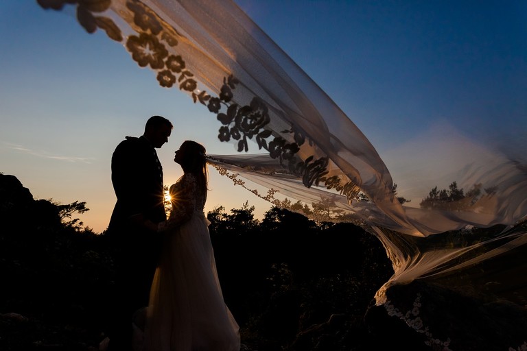 plener slubny na jurze, sesja slubna na jurze, plener slubny skalki slask, sesja slubna na skalkach slask, fotografia slubna slask, zdjecia slubne slask, fotografia slubna katowice, zdjecia slubne katowice, romantyczna sesja slubna slask, fotografia slubna czestochowa, zdjecia slubne zawiercie, zdjecia slubne bielsko, fotograf slubny katowice, zdjecia slubne katowice, fotografia slubna bielsko, oryginalny plener slubny, oryginalna sesja slubna, sesja slubna z autem, www.magiaobrazu.com, Anna i Jacek Bieniek,