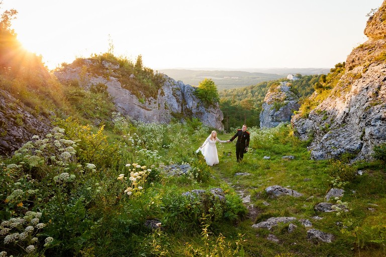 plener slubny na jurze, sesja slubna na jurze, plener slubny skalki slask, sesja slubna na skalkach slask, fotografia slubna slask, zdjecia slubne slask, fotografia slubna katowice, zdjecia slubne katowice, romantyczna sesja slubna slask, fotografia slubna czestochowa, zdjecia slubne zawiercie, zdjecia slubne bielsko, fotograf slubny katowice, zdjecia slubne katowice, fotografia slubna bielsko, oryginalny plener slubny, oryginalna sesja slubna, sesja slubna z autem, www.magiaobrazu.com, Anna i Jacek Bieniek,