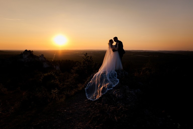 plener slubny na jurze, sesja slubna na jurze, plener slubny skalki slask, sesja slubna na skalkach slask, fotografia slubna slask, zdjecia slubne slask, fotografia slubna katowice, zdjecia slubne katowice, romantyczna sesja slubna slask, fotografia slubna czestochowa, zdjecia slubne zawiercie, zdjecia slubne bielsko, fotograf slubny katowice, zdjecia slubne katowice, fotografia slubna bielsko, oryginalny plener slubny, oryginalna sesja slubna, sesja slubna z autem, www.magiaobrazu.com, Anna i Jacek Bieniek,