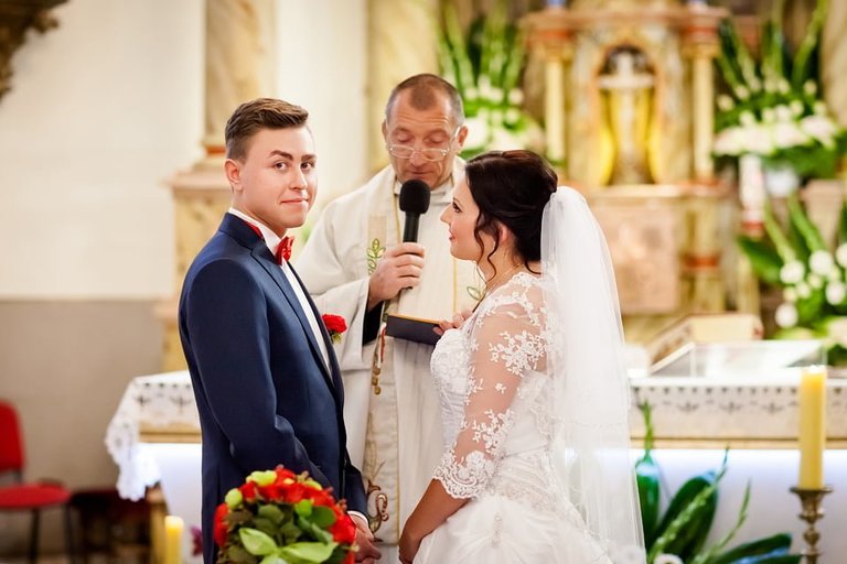 fotografia slubna, zdjecia slubne bielsko, fotograf slubny bielsko; www.magiaobrazu.com, zdjecia slubne bielsko, fotografia slubna slask, zdjecia slubne zywiec; karczma Kuban Goczałkowice; fotograf pszczyna; zdjecia slubne pszczyna; kosciol w wisle, dwoch fotografow na slub, zdjecia slubne pszczyna, wesele w karczmie kuban pszczyna