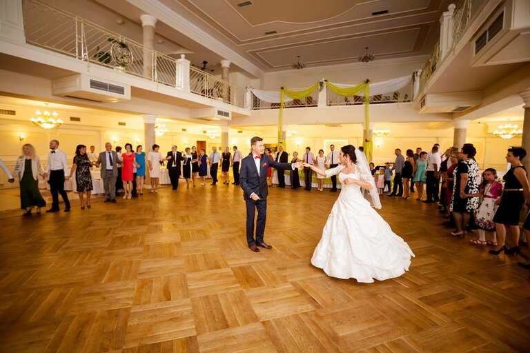 fotografia slubna, zdjecia slubne bielsko, fotograf slubny bielsko; www.magiaobrazu.com, zdjecia slubne bielsko, fotografia slubna slask, zdjecia slubne zywiec; karczma Kuban Goczałkowice; fotograf pszczyna; zdjecia slubne pszczyna; kosciol w wisle, dwoch fotografow na slub, zdjecia slubne pszczyna, wesele w karczmie kuban pszczyna