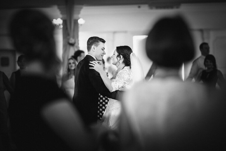 fotografia slubna, zdjecia slubne bielsko, fotograf slubny bielsko; www.magiaobrazu.com, zdjecia slubne bielsko, fotografia slubna slask, zdjecia slubne zywiec; karczma Kuban Goczałkowice; fotograf pszczyna; zdjecia slubne pszczyna; kosciol w wisle, dwoch fotografow na slub, zdjecia slubne pszczyna, wesele w karczmie kuban pszczyna