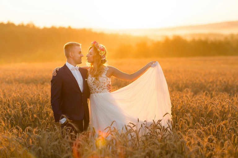 plener slubny o wschodzie slonca, sesja slubna wschod slonca, sesja slubna slask, plener slubny slask, sesja slubna na polu slonecznikow, plener slubny pole slonecznikow, sesja slubna w slonecznikach, plener slubny sloneczniki, romantyczna sesja slubna slask, fotografia slubna czestochowa, zdjecia slubne zawiercie, fotografia ślubna Kraków, fotografia ślubna śląsk, zdjęcia ślubne kraków, fotograf ślubny śląsk, dwóch fotografów na ślub, fotograf czechowice, zdjęcia ślubne bielsko, fotografia ślubna bielsko, www.magiaobrazu.com, Anna i Jacek Bieniek,