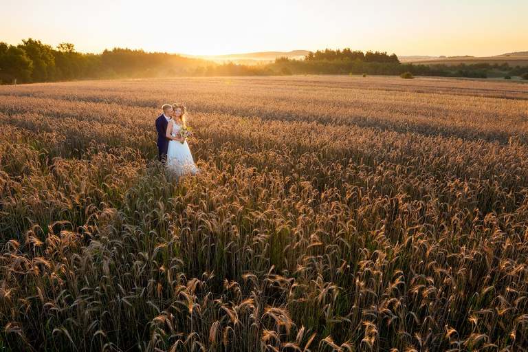 plener slubny o wschodzie slonca, sesja slubna wschod slonca, sesja slubna slask, plener slubny slask, sesja slubna na polu slonecznikow, plener slubny pole slonecznikow, sesja slubna w slonecznikach, plener slubny sloneczniki, romantyczna sesja slubna slask, fotografia slubna czestochowa, zdjecia slubne zawiercie, fotografia ślubna Kraków, fotografia ślubna śląsk, zdjęcia ślubne kraków, fotograf ślubny śląsk, dwóch fotografów na ślub, fotograf czechowice, zdjęcia ślubne bielsko, fotografia ślubna bielsko, www.magiaobrazu.com, Anna i Jacek Bieniek,