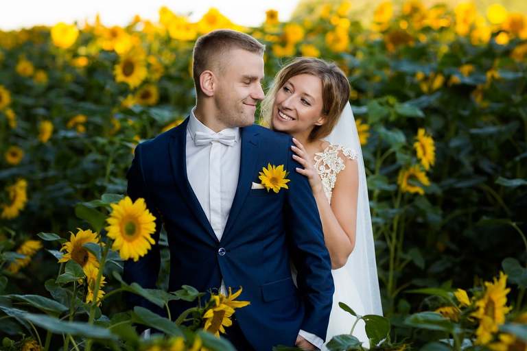 plener slubny o wschodzie slonca, sesja slubna wschod slonca, sesja slubna slask, plener slubny slask, sesja slubna na polu slonecznikow, plener slubny pole slonecznikow, sesja slubna w slonecznikach, plener slubny sloneczniki, romantyczna sesja slubna slask, fotografia slubna czestochowa, zdjecia slubne zawiercie, fotografia ślubna Kraków, fotografia ślubna śląsk, zdjęcia ślubne kraków, fotograf ślubny śląsk, dwóch fotografów na ślub, fotograf czechowice, zdjęcia ślubne bielsko, fotografia ślubna bielsko, www.magiaobrazu.com, Anna i Jacek Bieniek,