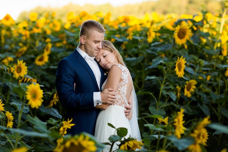 plener slubny o wschodzie slonca, sesja slubna wschod slonca, sesja slubna slask, plener slubny slask, sesja slubna na polu slonecznikow, plener slubny pole slonecznikow, sesja slubna w slonecznikach, plener slubny sloneczniki, romantyczna sesja slubna slask, fotografia slubna czestochowa, zdjecia slubne zawiercie, fotografia ślubna Kraków, fotografia ślubna śląsk, zdjęcia ślubne kraków, fotograf ślubny śląsk, dwóch fotografów na ślub, fotograf czechowice, zdjęcia ślubne bielsko, fotografia ślubna bielsko, www.magiaobrazu.com, Anna i Jacek Bieniek,