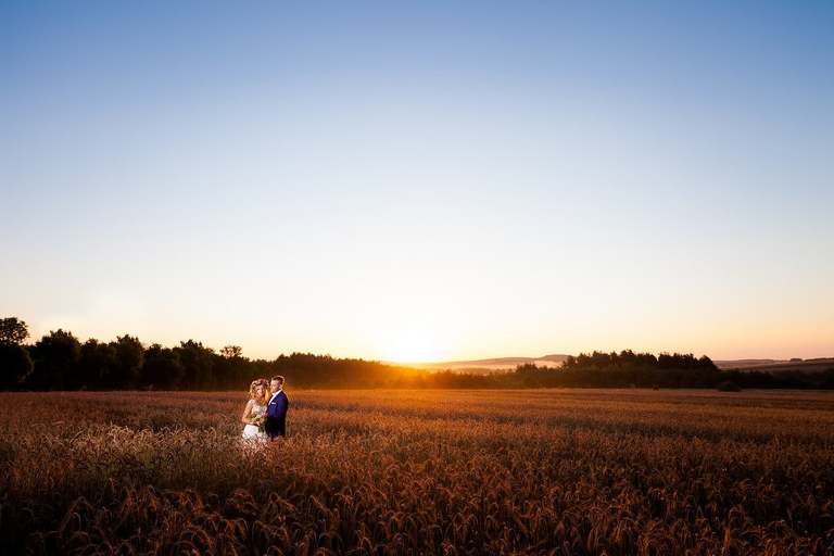 plener slubny o wschodzie slonca, sesja slubna wschod slonca, sesja slubna slask, plener slubny slask, sesja slubna na polu slonecznikow, plener slubny pole slonecznikow, sesja slubna w slonecznikach, plener slubny sloneczniki, romantyczna sesja slubna slask, fotografia slubna czestochowa, zdjecia slubne zawiercie, fotografia ślubna Kraków, fotografia ślubna śląsk, zdjęcia ślubne kraków, fotograf ślubny śląsk, dwóch fotografów na ślub, fotograf czechowice, zdjęcia ślubne bielsko, fotografia ślubna bielsko, www.magiaobrazu.com, Anna i Jacek Bieniek,
