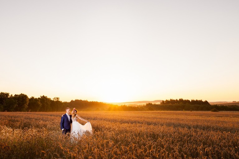 plener slubny o wschodzie slonca, sesja slubna wschod slonca, sesja slubna slask, plener slubny slask, sesja slubna na polu slonecznikow, plener slubny pole slonecznikow, sesja slubna w slonecznikach, plener slubny sloneczniki, romantyczna sesja slubna slask, fotografia slubna czestochowa, zdjecia slubne zawiercie, fotografia ślubna Kraków, fotografia ślubna śląsk, zdjęcia ślubne kraków, fotograf ślubny śląsk, dwóch fotografów na ślub, fotograf czechowice, zdjęcia ślubne bielsko, fotografia ślubna bielsko, www.magiaobrazu.com, Anna i Jacek Bieniek,