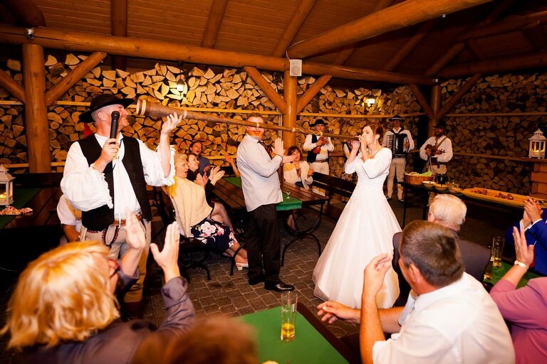 plenerowy slub slask, slub plenerowy w beskidach, slub w alpinie, wesele w alpinie, plenerowa ceremonia alpin, ceremonia w plenerze alpin, wesele w hotelu Alpin w Szczyrku, wesele w alpinie szczyrk, fotografia slubna szczyrk, zdjecia slubne szczyrk, fotograf slubny szczyrk, fotografia slubna slask, fotografia slubna katowice, zdjecia slubne katowice, fotograf slubny katowice, zdjecia slubne bielsko, dwoch fotografow na slub, fotografia slubna krakow,