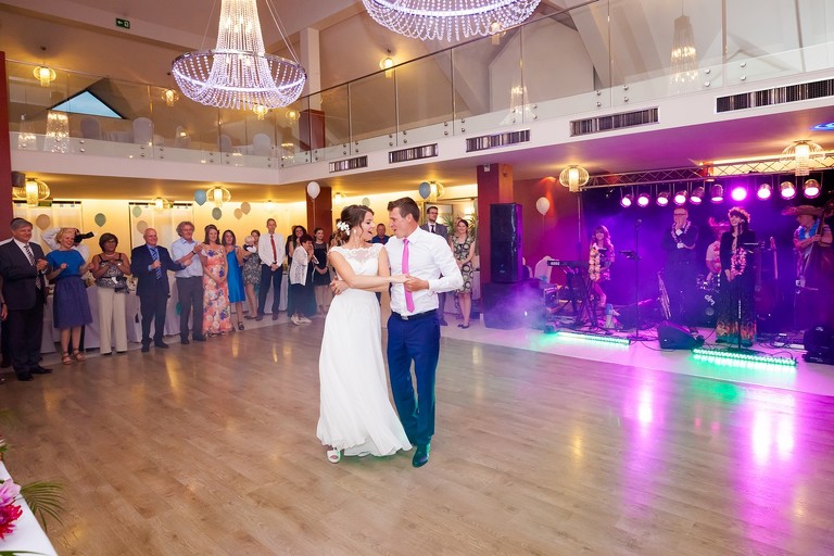 fotografia slubna mogilany, zdjecia slubne mogilany, fotograf slubny mogilany, polsko-francuski slub, fotografia slubna krakow, fotografia slubna katowice, zdjecia slubne krakow, fotograf slubny katowice, wesele sala Triana Mogilany, slub w kosciele w Mogilanach, slub kosciol Mogilany, fotograf slubny bielsko, zespol fireband na wesele, barmani na wesele cava&bar, zdjecia slubne slask, dwoch fotografow na slub,