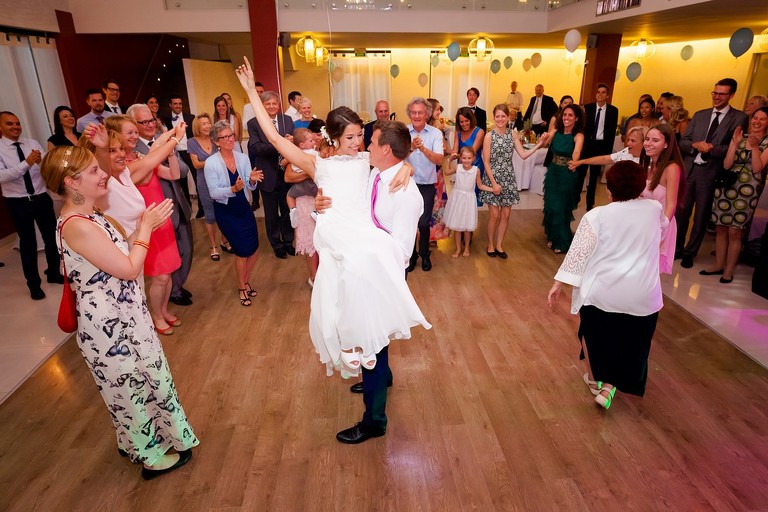 fotografia slubna mogilany, zdjecia slubne mogilany, fotograf slubny mogilany, polsko-francuski slub, fotografia slubna krakow, fotografia slubna katowice, zdjecia slubne krakow, fotograf slubny katowice, wesele sala Triana Mogilany, slub w kosciele w Mogilanach, slub kosciol Mogilany, fotograf slubny bielsko, zespol fireband na wesele, barmani na wesele cava&bar, zdjecia slubne slask, dwoch fotografow na slub,