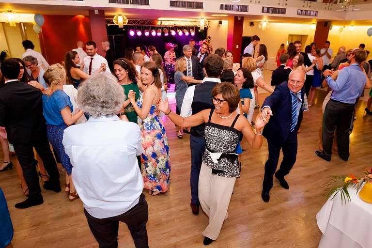 fotografia slubna mogilany, zdjecia slubne mogilany, fotograf slubny mogilany, polsko-francuski slub, fotografia slubna krakow, fotografia slubna katowice, zdjecia slubne krakow, fotograf slubny katowice, wesele sala Triana Mogilany, slub w kosciele w Mogilanach, slub kosciol Mogilany, fotograf slubny bielsko, zespol fireband na wesele, barmani na wesele cava&bar, zdjecia slubne slask, dwoch fotografow na slub,