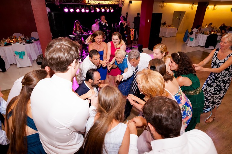 fotografia slubna mogilany, zdjecia slubne mogilany, fotograf slubny mogilany, polsko-francuski slub, fotografia slubna krakow, fotografia slubna katowice, zdjecia slubne krakow, fotograf slubny katowice, wesele sala Triana Mogilany, slub w kosciele w Mogilanach, slub kosciol Mogilany, fotograf slubny bielsko, zespol fireband na wesele, barmani na wesele cava&bar, zdjecia slubne slask, dwoch fotografow na slub,