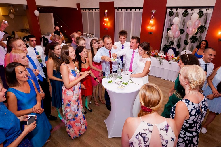 fotografia slubna mogilany, zdjecia slubne mogilany, fotograf slubny mogilany, polsko-francuski slub, fotografia slubna krakow, fotografia slubna katowice, zdjecia slubne krakow, fotograf slubny katowice, wesele sala Triana Mogilany, slub w kosciele w Mogilanach, slub kosciol Mogilany, fotograf slubny bielsko, zespol fireband na wesele, barmani na wesele cava&bar, zdjecia slubne slask, dwoch fotografow na slub,