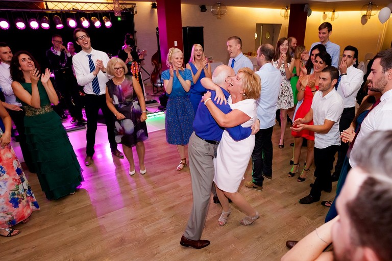 fotografia slubna mogilany, zdjecia slubne mogilany, fotograf slubny mogilany, polsko-francuski slub, fotografia slubna krakow, fotografia slubna katowice, zdjecia slubne krakow, fotograf slubny katowice, wesele sala Triana Mogilany, slub w kosciele w Mogilanach, slub kosciol Mogilany, fotograf slubny bielsko, zespol fireband na wesele, barmani na wesele cava&bar, zdjecia slubne slask, dwoch fotografow na slub,