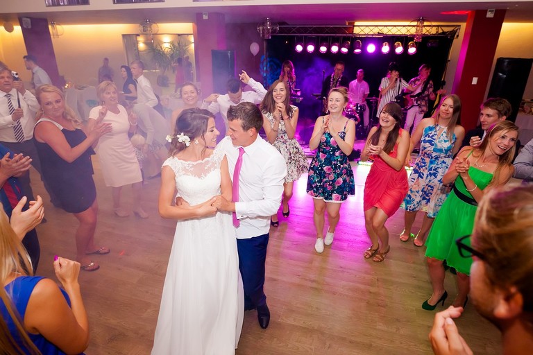 fotografia slubna mogilany, zdjecia slubne mogilany, fotograf slubny mogilany, polsko-francuski slub, fotografia slubna krakow, fotografia slubna katowice, zdjecia slubne krakow, fotograf slubny katowice, wesele sala Triana Mogilany, slub w kosciele w Mogilanach, slub kosciol Mogilany, fotograf slubny bielsko, zespol fireband na wesele, barmani na wesele cava&bar, zdjecia slubne slask, dwoch fotografow na slub,