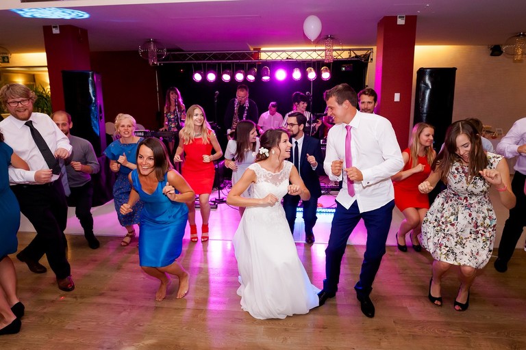 fotografia slubna mogilany, zdjecia slubne mogilany, fotograf slubny mogilany, polsko-francuski slub, fotografia slubna krakow, fotografia slubna katowice, zdjecia slubne krakow, fotograf slubny katowice, wesele sala Triana Mogilany, slub w kosciele w Mogilanach, slub kosciol Mogilany, fotograf slubny bielsko, zespol fireband na wesele, barmani na wesele cava&bar, zdjecia slubne slask, dwoch fotografow na slub,