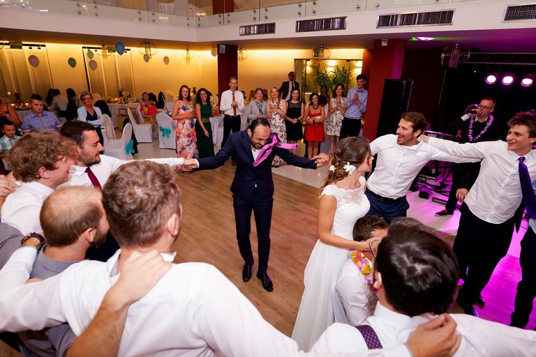 fotografia slubna mogilany, zdjecia slubne mogilany, fotograf slubny mogilany, polsko-francuski slub, fotografia slubna krakow, fotografia slubna katowice, zdjecia slubne krakow, fotograf slubny katowice, wesele sala Triana Mogilany, slub w kosciele w Mogilanach, slub kosciol Mogilany, fotograf slubny bielsko, zespol fireband na wesele, barmani na wesele cava&bar, zdjecia slubne slask, dwoch fotografow na slub,