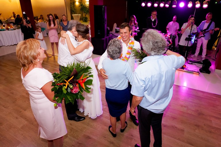 fotografia slubna mogilany, zdjecia slubne mogilany, fotograf slubny mogilany, polsko-francuski slub, fotografia slubna krakow, fotografia slubna katowice, zdjecia slubne krakow, fotograf slubny katowice, wesele sala Triana Mogilany, slub w kosciele w Mogilanach, slub kosciol Mogilany, fotograf slubny bielsko, zespol fireband na wesele, barmani na wesele cava&bar, zdjecia slubne slask, dwoch fotografow na slub,