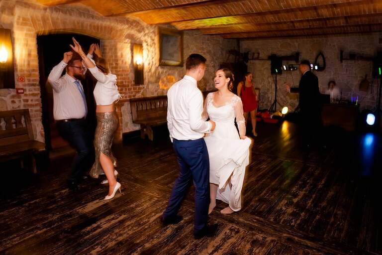 estern w Krakowie, wesele - Dwór w Tomaszowicach. Sesję w dniu slubu zrealizowalismy na terenie dworu w Tomaszowicach