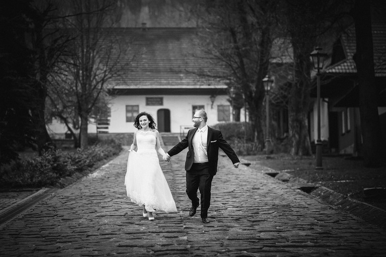 fotografia slubna malopolska, zdjecia slubne wadowice, fotograf slubny wadowice, zdjecia slubne lackorona, zdjecia slubne slask, dwoch fotografow na slub, fotografia slubna krakow, fotografia slubna lackorona, listopadowa sesja slubna, plener slubny w listopadzie, sesja slubna w lackoronie, plener slubny lanckorona, dwoch fotografow na slub