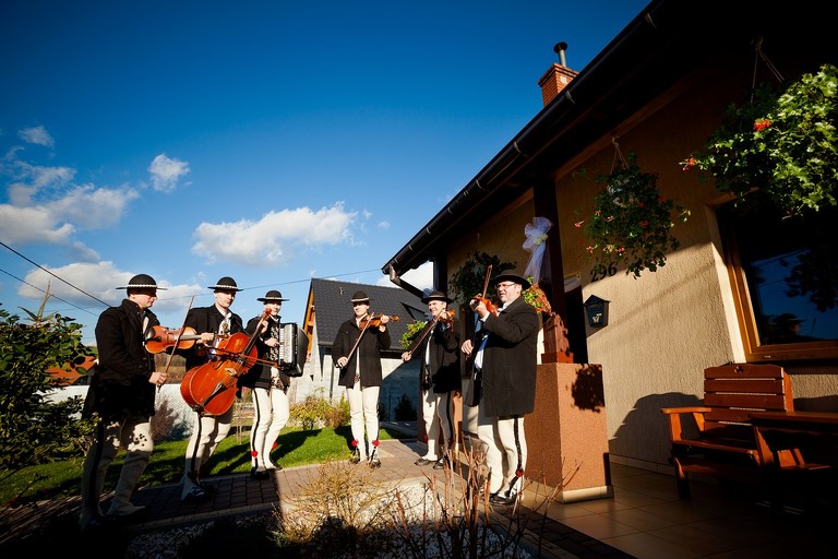 fotografia slubna, zdjecia slubne bielsko, fotograf slubny bielsko, www.magiaobrazu.com, zdjecia slubne wadowice, fotografia slubna wadowice, zdjecia slubne malopolska, magnolia budzow, fotograf wadowice, zdjecia slubne cieszyn, bazylika w wadowicach, slub w bazylice wadowice, dwoch fotografow na slub, zdjecia slubne malopolska, ogorki kapela na slub, zespol goralski na wesele,