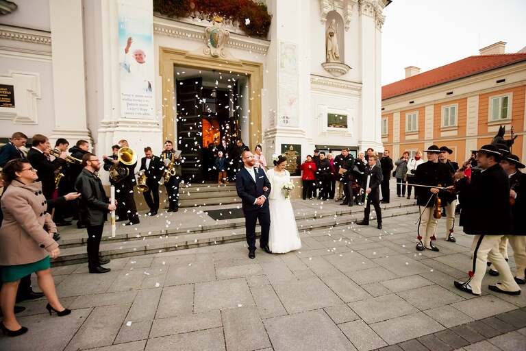 fotografia slubna, zdjecia slubne bielsko, fotograf slubny bielsko, www.magiaobrazu.com, zdjecia slubne wadowice, fotografia slubna wadowice, zdjecia slubne malopolska, magnolia budzow, fotograf wadowice, zdjecia slubne cieszyn, bazylika w wadowicach, slub w bazylice wadowice, dwoch fotografow na slub, zdjecia slubne malopolska, ogorki kapela na slub, zespol goralski na wesele,