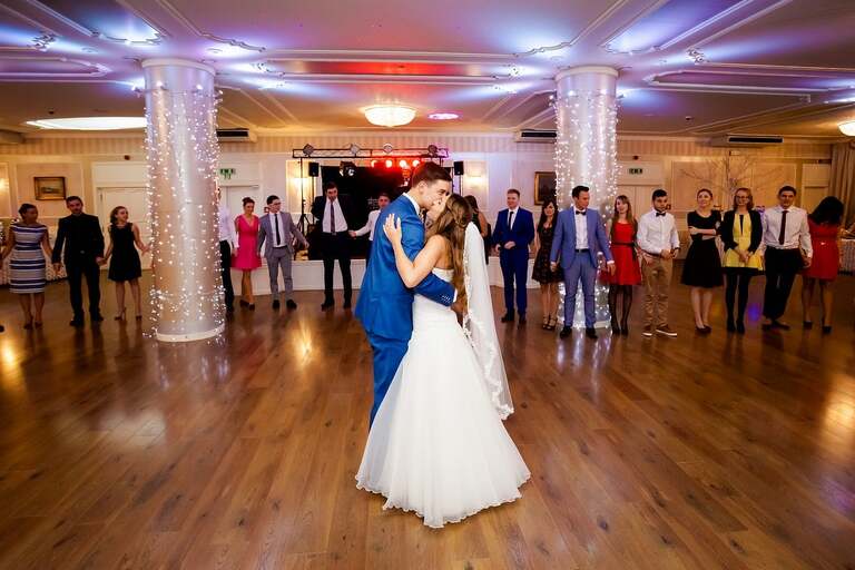 fotograf slubny slask, dwoje fotografow na slub, fotografowie slubni slask, fotograf slubny bielsko, hotel na bloniach bielsko, wesele w hotelu na bloniach, zdjecia slubne cieszyn, slub w kosciele w mikuszowicach, listopadowy slub, fotografia slubna, reportaz slubny, www.magiaobrazu.com, zdjecia slubne, fotoreportaz slubny, fotografcieszyn, zdjecia slubne bielsko,