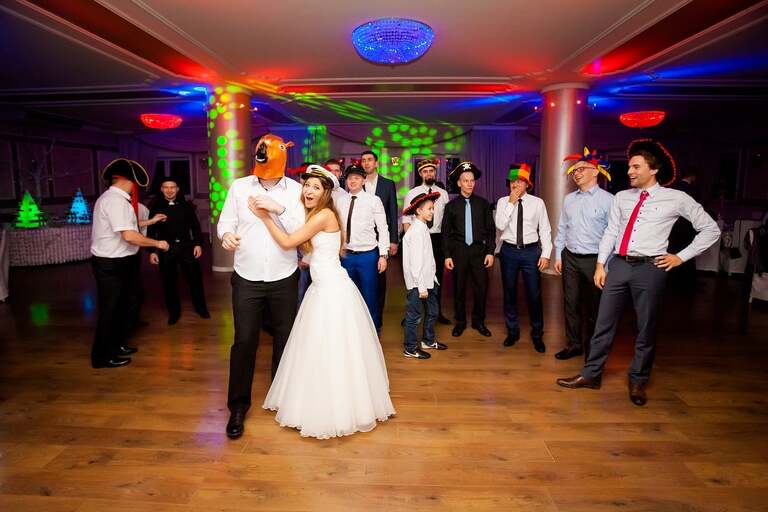 fotograf slubny slask, dwoje fotografow na slub, fotografowie slubni slask, fotograf slubny bielsko, hotel na bloniach bielsko, wesele w hotelu na bloniach, zdjecia slubne cieszyn, slub w kosciele w mikuszowicach, listopadowy slub, fotografia slubna, reportaz slubny, www.magiaobrazu.com, zdjecia slubne, fotoreportaz slubny, fotografcieszyn, zdjecia slubne bielsko,