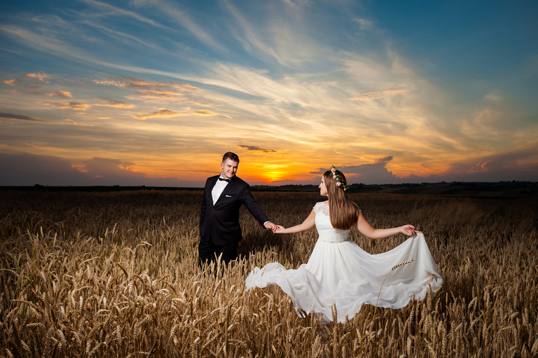 wiosenna sesja slubna, wiosenny plener slubny, sesja slubna w lawendzie, plener slubny na polu lawendy, sesja slubna w zbozu, plener slubny zboze, fotografia slubna krakow, zdjecia slubne krakow, plener slubny w lesie, www.magiaobrazu.com, fotografia slubna, romantyczna sesja slubna, fotografia ślubna, piekny plener slubny, piekna sesja slubna, fotograf ślubny Kraków, fotografowie ślubni, fotograf slask,dwóch fotografów na ślub, Anna i Jacek Bieniek, zdjęcia ślubne śląsk,