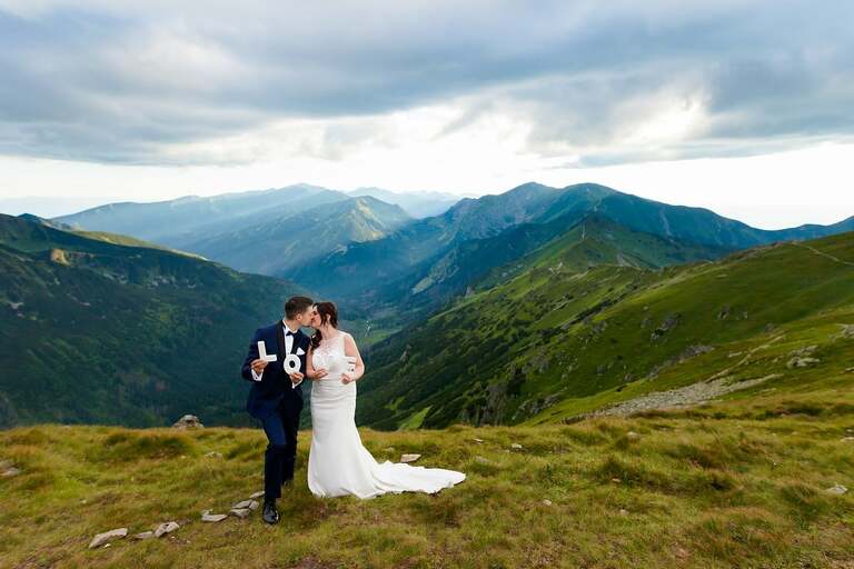 plener slubny w Tatrach, sesja slubna Tatry, fotografia slubna Tatry, tatrzanski plener slubny, sesja slubna tatry, plener slubny tatry, fotografia slubna slask, zdjecia slubne krakow, fotograf na slub zakopane, zdjecia slubne zakopane, sesja slubna na kasprowym, plener slubny na kasprowym, zachod slonca na kasprowym, fotografia slubna krakow, zdjecia slubne slask, fotografia slubna bielsko, zdjecia slubne bielsko, fotografia slubna zywiec, zdjecia slubne zywiec, piekna sesja slubna, najladniejsze sesje slubne, fotograf slubny Krakow, fotografowie slubni, dwoch fotografow na slub, Anna i Jacek Bieniek; zdjecia slubne slask, www.magiaobrazu.com,