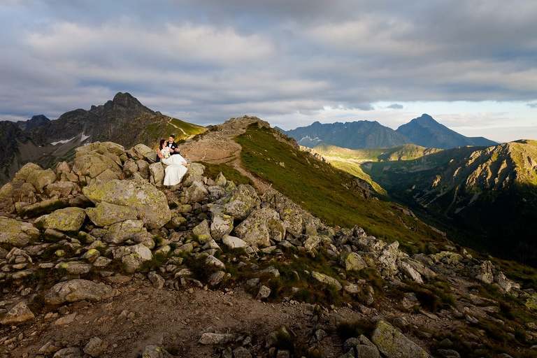 plener slubny w Tatrach, sesja slubna Tatry, fotografia slubna Tatry, tatrzanski plener slubny, sesja slubna tatry, plener slubny tatry, fotografia slubna slask, zdjecia slubne krakow, fotograf na slub zakopane, zdjecia slubne zakopane, sesja slubna na kasprowym, plener slubny na kasprowym, zachod slonca na kasprowym, fotografia slubna krakow, zdjecia slubne slask, fotografia slubna bielsko, zdjecia slubne bielsko, fotografia slubna zywiec, zdjecia slubne zywiec, piekna sesja slubna, najladniejsze sesje slubne, fotograf slubny Krakow, fotografowie slubni, dwoch fotografow na slub, Anna i Jacek Bieniek; zdjecia slubne slask, www.magiaobrazu.com,