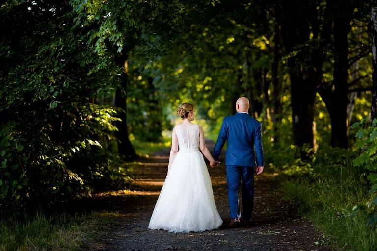 fotografia slubna slask, piekna letnia sesja w naturze, romantyczna sesja slubna pszczyna, sesja slubna w lesie, plener slubny w lesie, fotografia slubna katowice, zdjecia slubne katowice, fotograf slubny katowice, zdjecia slubne bielsko, fotograf slubny bielsko, zdjecia slubne slask, dwoch fotografow na slub, fotografia slubna krakow,