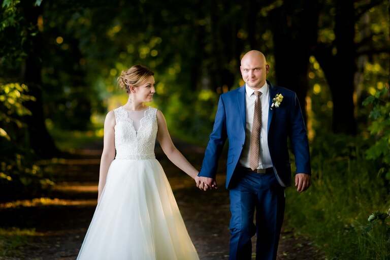 fotografia slubna slask, piekna letnia sesja w naturze, romantyczna sesja slubna pszczyna, sesja slubna w lesie, plener slubny w lesie, fotografia slubna katowice, zdjecia slubne katowice, fotograf slubny katowice, zdjecia slubne bielsko, fotograf slubny bielsko, zdjecia slubne slask, dwoch fotografow na slub, fotografia slubna krakow,