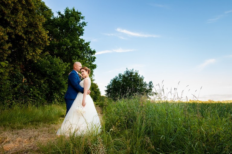 fotografia slubna slask, piekna letnia sesja w naturze, romantyczna sesja slubna pszczyna, sesja slubna w lesie, plener slubny w lesie, fotografia slubna katowice, zdjecia slubne katowice, fotograf slubny katowice, zdjecia slubne bielsko, fotograf slubny bielsko, zdjecia slubne slask, dwoch fotografow na slub, fotografia slubna krakow,