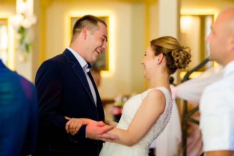 fotografia slubna slask, slub w kościele Wszystkich Świętych w Pszczynie, wesele w zlotej podkowie, restauracja Złota Podkowa w Goczałkowicach, sesja slubna w lesie, plener slubny w lesie, fotografia slubna katowice, zdjecia slubne katowice, fotograf slubny katowice, zdjecia slubne bielsko, fotograf slubny bielsko, zdjecia slubne slask, dwoch fotografow na slub, fotografia slubna krakow,