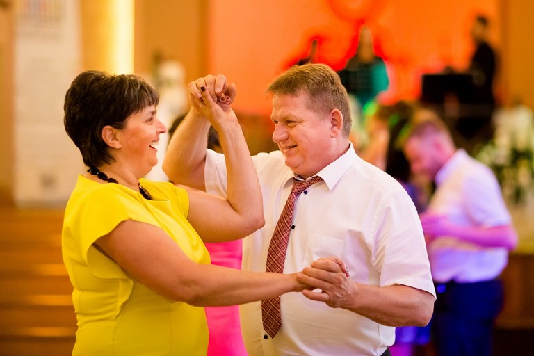 fotografia slubna slask, slub w kościele Wszystkich Świętych w Pszczynie, wesele w zlotej podkowie, restauracja Złota Podkowa w Goczałkowicach, sesja slubna w lesie, plener slubny w lesie, fotografia slubna katowice, zdjecia slubne katowice, fotograf slubny katowice, zdjecia slubne bielsko, fotograf slubny bielsko, zdjecia slubne slask, dwoch fotografow na slub, fotografia slubna krakow,