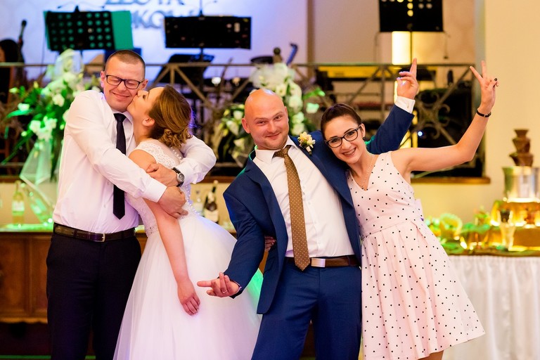 fotografia slubna slask, slub w kościele Wszystkich Świętych w Pszczynie, wesele w zlotej podkowie, restauracja Złota Podkowa w Goczałkowicach, sesja slubna w lesie, plener slubny w lesie, fotografia slubna katowice, zdjecia slubne katowice, fotograf slubny katowice, zdjecia slubne bielsko, fotograf slubny bielsko, zdjecia slubne slask, dwoch fotografow na slub, fotografia slubna krakow,