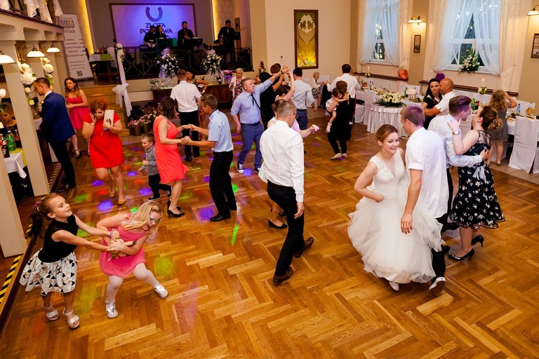 fotografia slubna slask, slub w kościele Wszystkich Świętych w Pszczynie, wesele w zlotej podkowie, restauracja Złota Podkowa w Goczałkowicach, sesja slubna w lesie, plener slubny w lesie, fotografia slubna katowice, zdjecia slubne katowice, fotograf slubny katowice, zdjecia slubne bielsko, fotograf slubny bielsko, zdjecia slubne slask, dwoch fotografow na slub, fotografia slubna krakow,