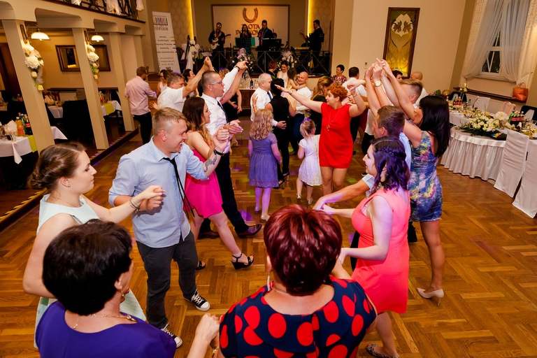 fotografia slubna slask, slub w kościele Wszystkich Świętych w Pszczynie, wesele w zlotej podkowie, restauracja Złota Podkowa w Goczałkowicach, sesja slubna w lesie, plener slubny w lesie, fotografia slubna katowice, zdjecia slubne katowice, fotograf slubny katowice, zdjecia slubne bielsko, fotograf slubny bielsko, zdjecia slubne slask, dwoch fotografow na slub, fotografia slubna krakow,