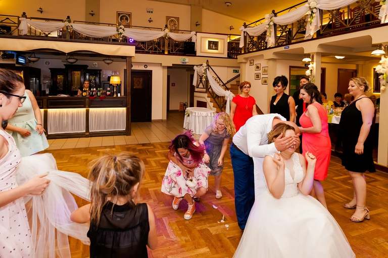 fotografia slubna slask, slub w kościele Wszystkich Świętych w Pszczynie, wesele w zlotej podkowie, restauracja Złota Podkowa w Goczałkowicach, sesja slubna w lesie, plener slubny w lesie, fotografia slubna katowice, zdjecia slubne katowice, fotograf slubny katowice, zdjecia slubne bielsko, fotograf slubny bielsko, zdjecia slubne slask, dwoch fotografow na slub, fotografia slubna krakow,