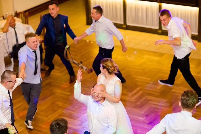 fotografia slubna slask, slub w kościele Wszystkich Świętych w Pszczynie, wesele w zlotej podkowie, restauracja Złota Podkowa w Goczałkowicach, sesja slubna w lesie, plener slubny w lesie, fotografia slubna katowice, zdjecia slubne katowice, fotograf slubny katowice, zdjecia slubne bielsko, fotograf slubny bielsko, zdjecia slubne slask, dwoch fotografow na slub, fotografia slubna krakow,