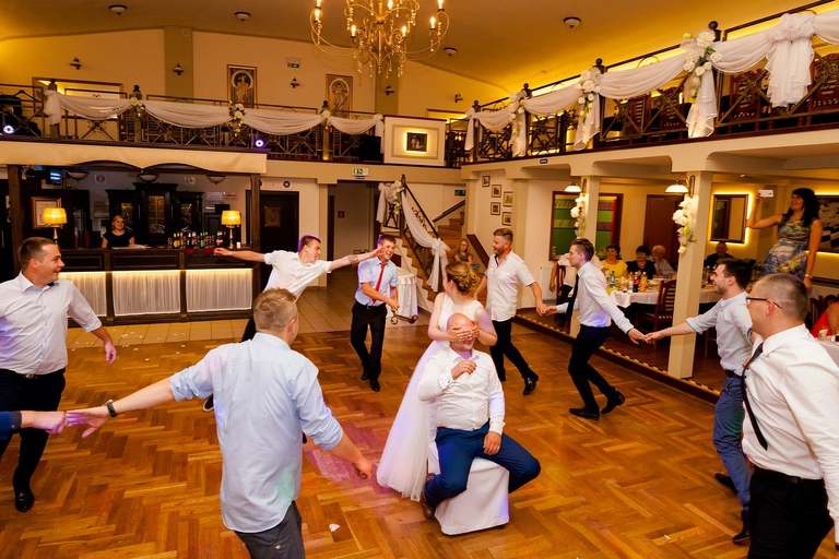 fotografia slubna slask, slub w kościele Wszystkich Świętych w Pszczynie, wesele w zlotej podkowie, restauracja Złota Podkowa w Goczałkowicach, sesja slubna w lesie, plener slubny w lesie, fotografia slubna katowice, zdjecia slubne katowice, fotograf slubny katowice, zdjecia slubne bielsko, fotograf slubny bielsko, zdjecia slubne slask, dwoch fotografow na slub, fotografia slubna krakow,