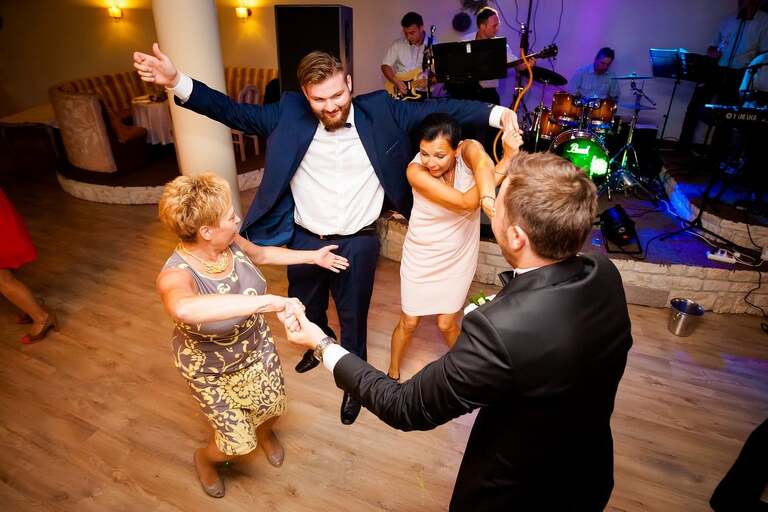 fotografia slubna slask, zdjecia slubne tychy, fotograf slubny pszczyna, zdjecia slubne slask, wesele markowy w pszczynie, slub w kosciele podwyzszenia krzyza w pszczynie, slub slask, zdjecia slubne katowice, dwoch fotografow na slub, fotografia slubna krakow, fotografia slubna bielsko, zdjecia slubne bielsko