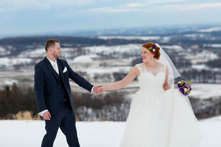 zimowy slub, zimowy plener slubny, zimowa sesja slubna, fotografia slubna skoczow, zdjecia slubne zywiec, fotografia slubna, zdjecia slubne bielsko, fotograf slubny bielsko, www.magiaobrazu.com, zdjecia slubne bielsko, fotografia slubna slask, zdjecia slubne zywiec, zdjecia slubne cieszyn, dwoch fotografow na slub, zdjecia slubne slask,