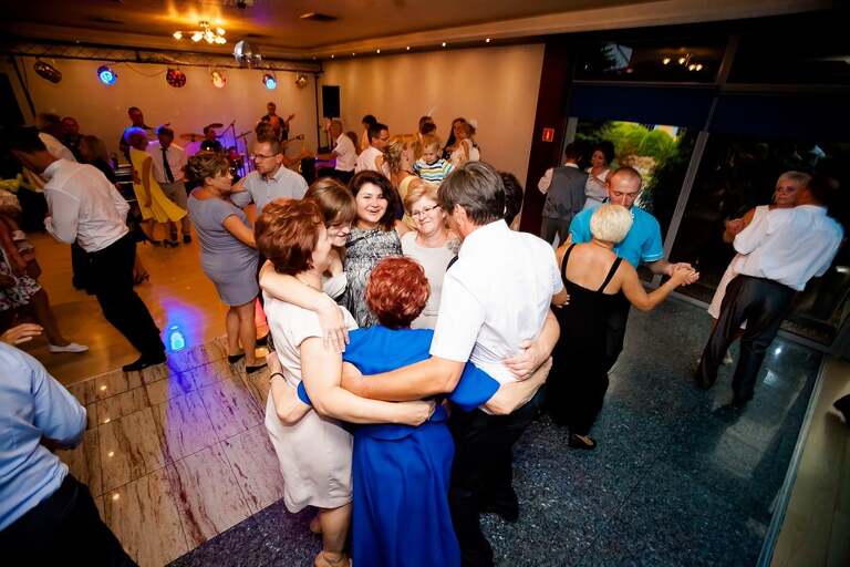 fotografia slubna slask, zdjecia slubne tychy, fotograf slubny tychy, zdjecia slubne slask, wesele aros tychy, slub w koscielew ledzinach, wesele w hotelu aros, slub slask, zdjecia slubne katowice, dwoch fotografow na slub, fotografia slubna krakow, fotografia slubna bielsko, zdjecia slubne bielsko